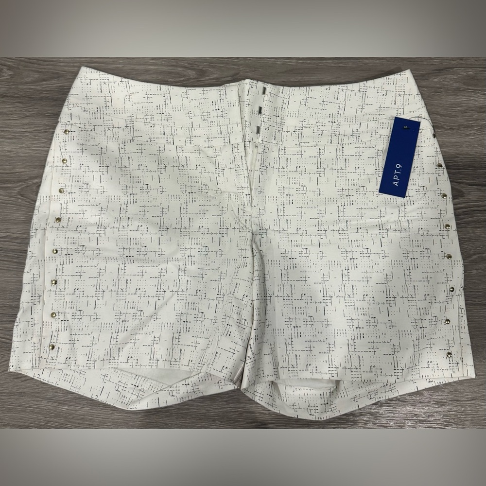 Apt. 9 White Mid Rise Shorts with Black and Gold Accents Size 8 New With Tags